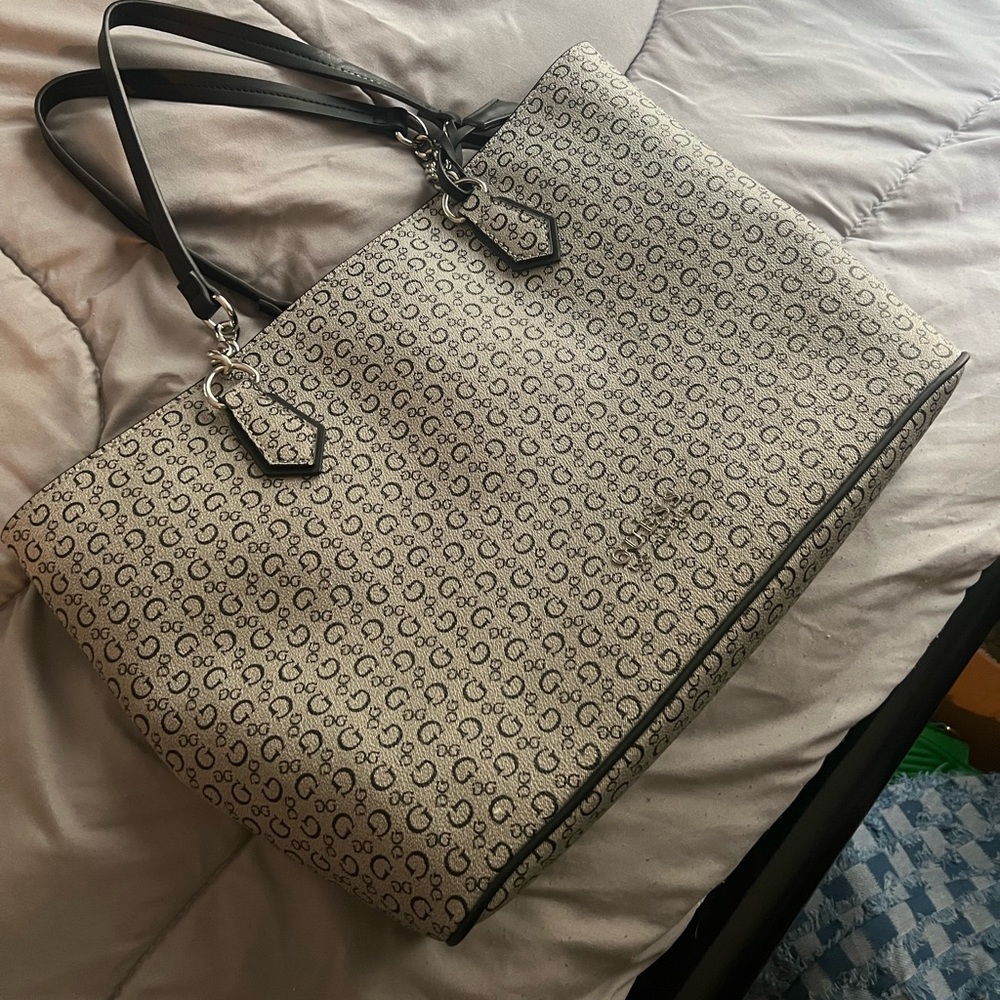 GUESS PURSE 👜